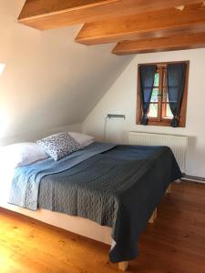 Postel nebo postele na pokoji v ubytování Chalupa U Jezu