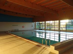 an empty swimming pool in a building at Apartamento Dúplex Golf Rioja Alta in Cirueña