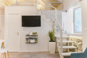 TV a/nebo společenská místnost v ubytování Casa Carina in Corfu Old Town