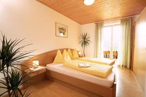 a bedroom with a large bed with a window at Finkenhof: Ferienwohungen - Urlaub auf dem Bauernhof in Termeno