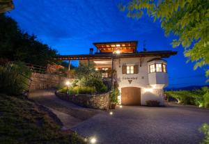 a house with a gate and a stone wall at Finkenhof: Ferienwohungen - Urlaub auf dem Bauernhof in Termeno