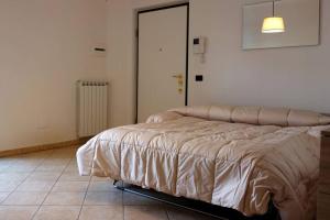 1 dormitorio con 1 cama con luz encendida en Appartamento Lidarno, en Lidarno