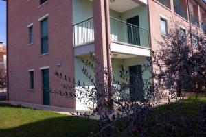 un edificio con graffiti sul lato di Appartamento Lidarno a Lidarno