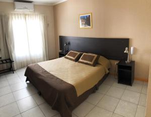 Tempat tidur dalam kamar di Apart Hotel Granada