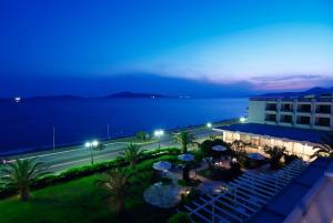 un hotel con vistas al océano por la noche en Limira Mare Hotel, en Neápolis
