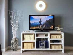 TV a/nebo společenská místnost v ubytování Mesa del Mar Sunset Dream vacational rental home
