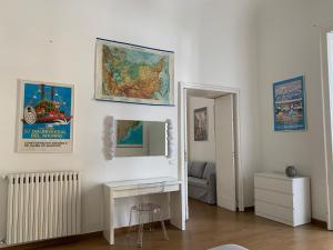 Habitación blanca con mesa y espejo. en Casa Armonia comfort a Torre del Greco, en Torre del Greco