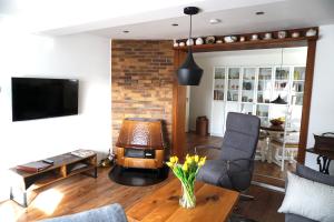 a living room with a fireplace and a tv at Tier- & kinderfreundliches Ferienhaus - KEINE MONTEURE in Priesendorf