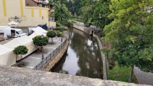 Widok na rzekę nieopodal tego apartamentu