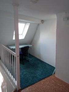 una camera con scrivania e una scala con finestra di Mein Häuschen a Maikammer