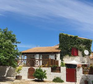 una casa con hiedra creciendo a su lado en Villa Luciole, en Tarascon