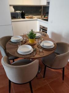 Kuchnia lub aneks kuchenny w obiekcie Benamara Gardens, Apartment with Pool, 100m from Beach near Marbella & Estepona