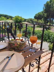 Napoje w obiekcie Benamara Gardens, Apartment with Pool, 100m from Beach near Marbella & Estepona