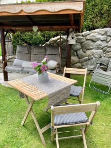 Κήπος έξω από το Chalet Ariane