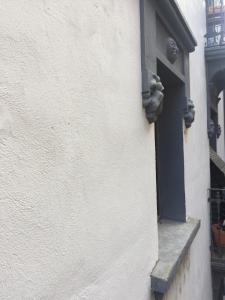 uma porta preta num edifício branco com uma janela em Apartamento Casa Latre em Barbastro