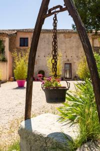 un jardín con una maceta colgando de una cadena en Mas du Cres Gîte, en Galargues