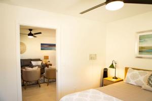 ein Schlafzimmer mit einem Bett und ein Wohnzimmer in der Unterkunft 90 San Luis Street Unit D in Avila Beach