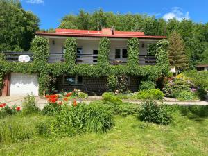 een huis met een tuin ervoor bij Villa Radunia in Borzestowska Huta