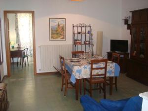 加埃塔的住宿－In Vacanza a Gaeta - MariDea，一间带桌椅的用餐室