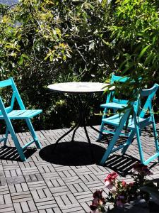 エル・パソにあるLa Haciendaの青い椅子2脚、テーブル1台、椅子2脚