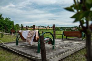 - une aire de jeux avec une couverture sur une rampe en bois dans l'établissement Suzdal Spasskaya Gorka, à Souzdal