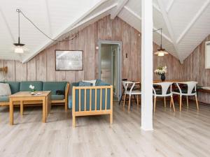 - un salon avec un canapé, une table et des chaises dans l'établissement 8 person holiday home in Toftlund, à Toftlund