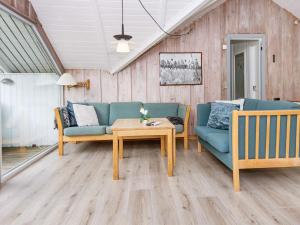- un salon avec un canapé et une table dans l'établissement 8 person holiday home in Toftlund, à Toftlund