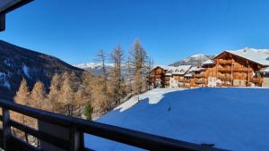 - Vistas a un lodge en la nieve en Appartement 3 étoiles 6 personnes les Orres 1800, en Les Orres