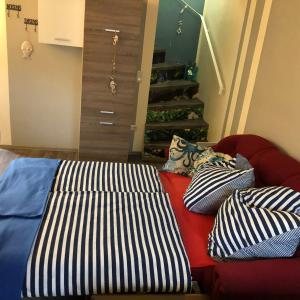 ein Sofa mit Kissen darauf im Zimmer in der Unterkunft Ferienhäusle JoNa in Gunzenhausen