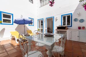 聖安東尼奧雷阿爾城的住宿－瓜迪亞納河公寓，一间设有玻璃桌和椅子的用餐室