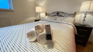 Un pat sau paturi într-o cameră la Grand Heights LUXURY Suites