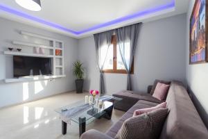 un salon avec un canapé et une table dans l'établissement Garden house, à Kremasti