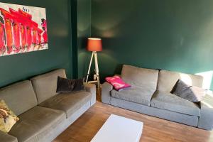 sala de estar con sofá y lámpara en Fördestyle, Stilvolle Wohnung in zentraler Lage, en Kiel