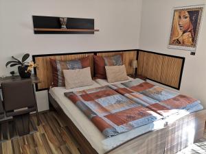 Un pat sau paturi într-o cameră la Villa Toscana