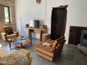 salon z kanapą, stołem i telewizorem w obiekcie Havan House w mieście Amarante