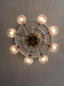 朗巴勒的住宿－Artefact，天花板上灯火通明的吊灯