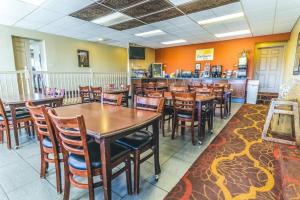 a restaurant with wooden tables and chairs and a bar at Montrose Valley Lodge in Montrose