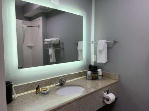 een badkamer met een wastafel en een grote spiegel bij Best Western Plus Olive Branch Hotel & Suites in Olive Branch