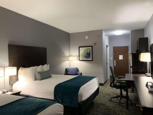 een hotelkamer met twee bedden en een bureau bij Best Western Plus Olive Branch Hotel & Suites in Olive Branch
