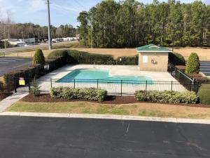 una piscina en un patio junto a una calle en Days Inn by Wyndham Cape Carteret, en Cape Carteret