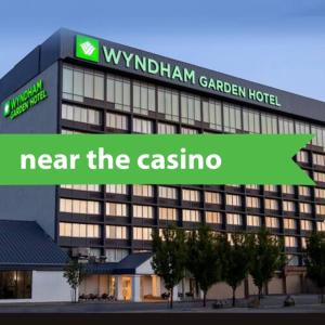 un edificio con las palabras cerca del casino en Wyndham Garden at Niagara Falls, en Niagara Falls