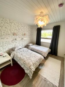 Krevet ili kreveti u jedinici u okviru objekta Villa Arktika porealtaallinen mökki Nuorgamissa Tenojoen ja tunturien vieressä