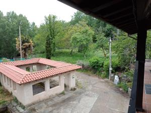 Sequeros的住宿－EL MOLINO，瓦屋顶和车道的房子