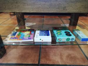 una mesa de cristal con varios dispositivos electrónicos en ella en EL MOLINO, en Sequeros