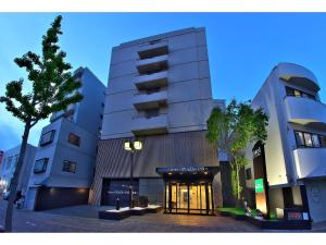 un edificio su una strada cittadina di notte di Hotel Crown Hills Toyohashi a Toyohashi