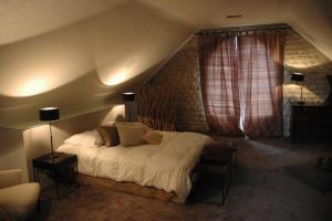 una camera con un grande letto di Chambres d'Hôtes La Maison a Rouen