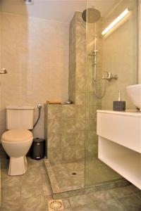 Ein Badezimmer in der Unterkunft Emerald Apartment Halepa