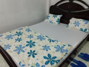 Un pat sau paturi într-o cameră la Thanh Binh Hotel