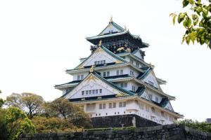 un gran edificio blanco con una torre alta en Exsaison Shirokita 201, en Osaka