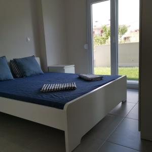 Postel nebo postele na pokoji v ubytování Lagonisi Apartment